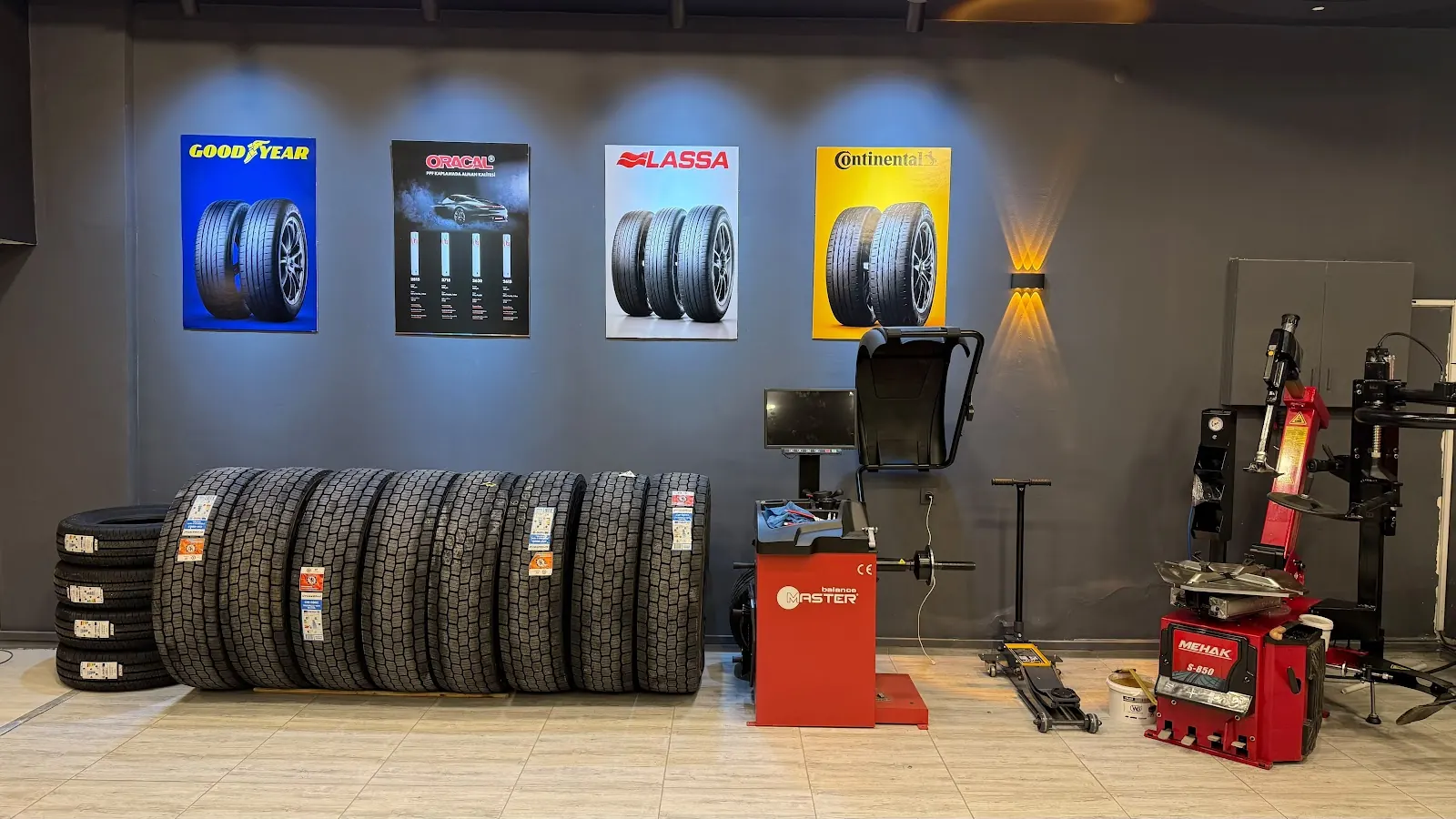 PROLAST Otomotiv servis iç alanı, lastikler ve servis ekipmanları